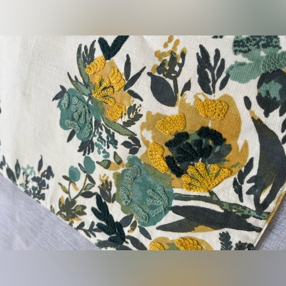 Set of 4 Nicole Miller home floral embroidered textured tablecloth placemats - Picture 4 of 8